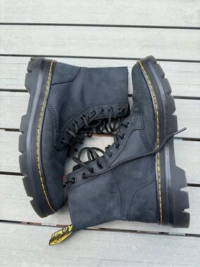 Dr Marten Combs Leather Casual Combat Boot Unisex (9 US M | 10 US L) LA004